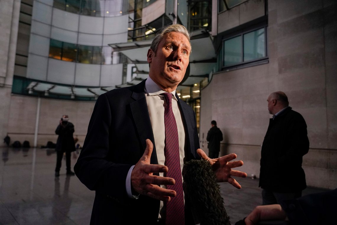 Sir Keir Starmer leder Labour, som har en god sjanse til å ta over makten i Storbritannia etter neste års parlamentsvalg. Foto: AP /Alberto Pezzali/ NTB Sir Keir Starmer leder Labour, som har en god sjanse til å ta over makten i Storbritannia etter neste års parlamentsvalg. Foto: AP /Alberto Pezzali/ NTB