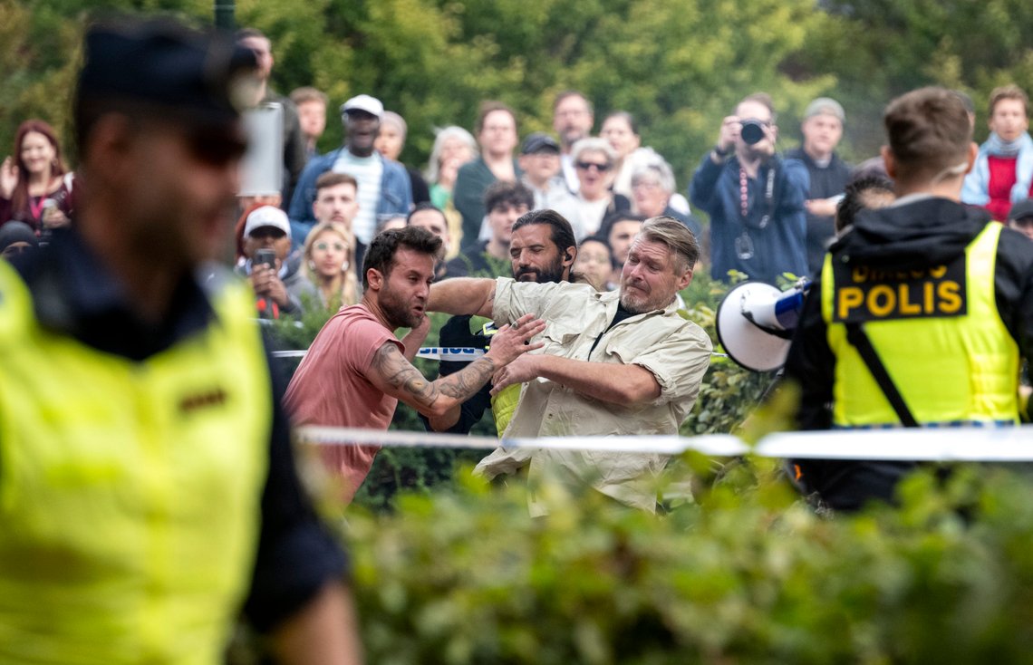 Flere personer prøvde å ta seg forbi politiets sperringer under Salwan Momikas koranbrenning på Värnhemstorget i Malmö tidligere søndag. Foto: Johan Nilsson / TT / NTB Flere personer prøvde å ta seg forbi politiets sperringer under Salwan Momikas koranbrenning på Värnhemstorget i Malmö tidligere søndag. Foto: Johan Nilsson / TT / NTB