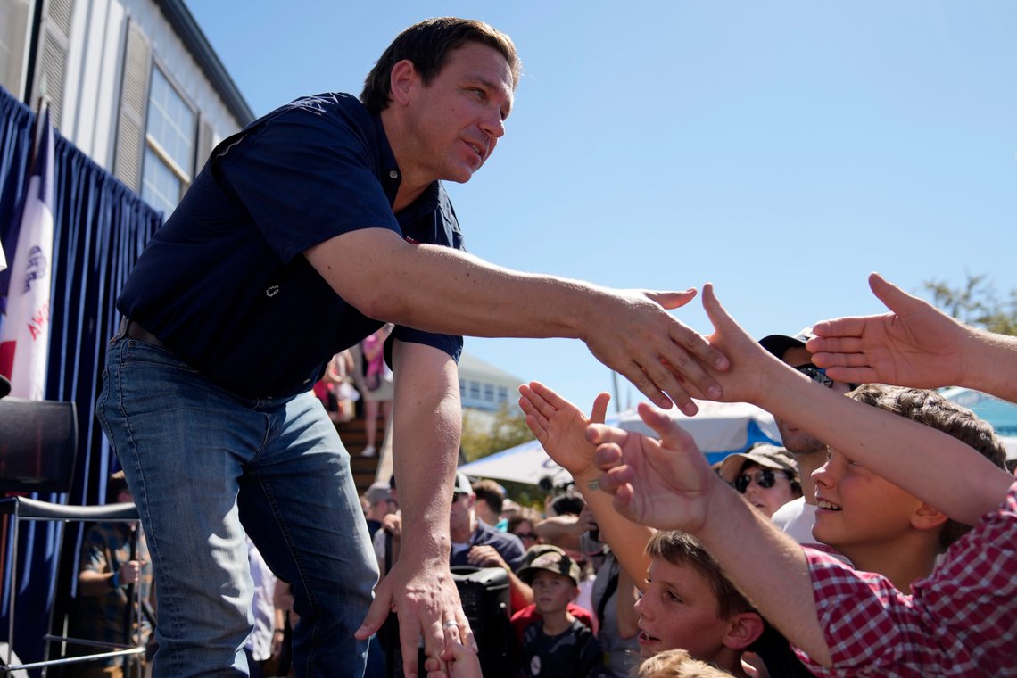 Florida-guvernør Ron DeSantis på velgerfrieri under Iowa State Fair i Des Moines 12. august. Foto: AP/Jeff Roberson Florida-guvernør Ron DeSantis på velgerfrieri under Iowa State Fair i Des Moines 12. august. Foto: AP/Jeff Roberson