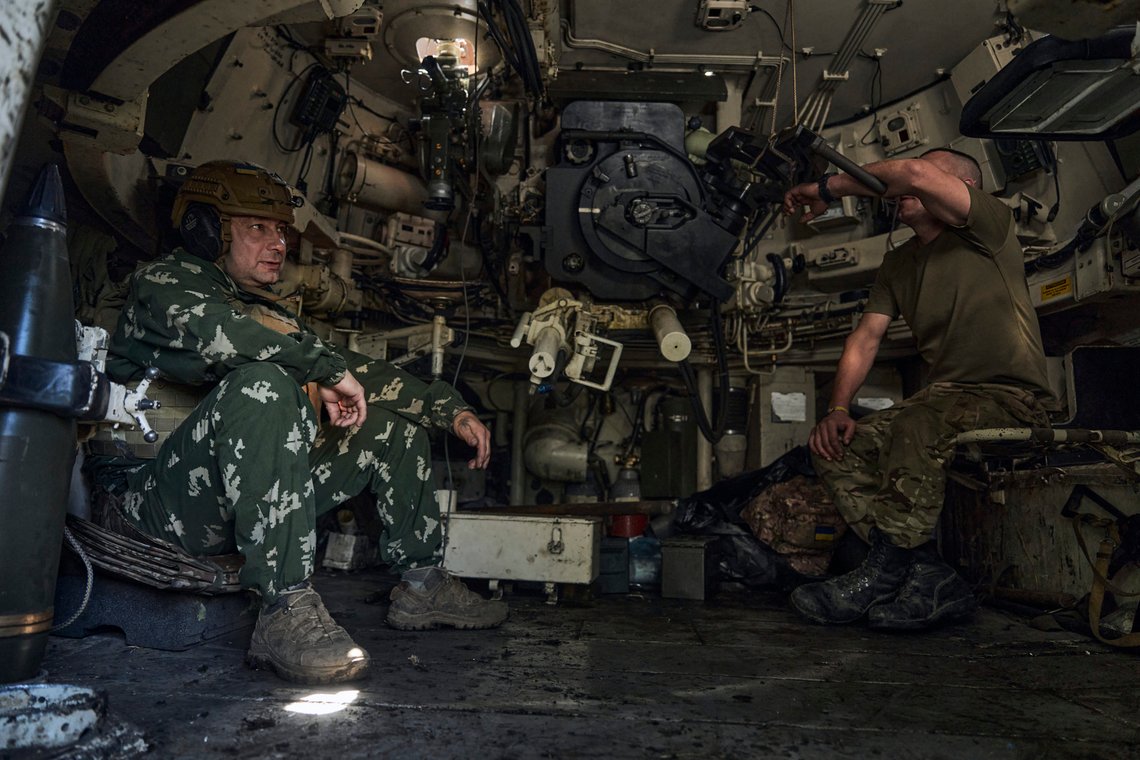 Ukrainske soldater i en M109 er en selvdreven haubits ved fronten i aporizjzja-regionen. Foto: AP /Libkos/ NTB Ukrainske soldater i en M109 er en selvdreven haubits ved fronten i aporizjzja-regionen. Foto: AP /Libkos/ NTB
