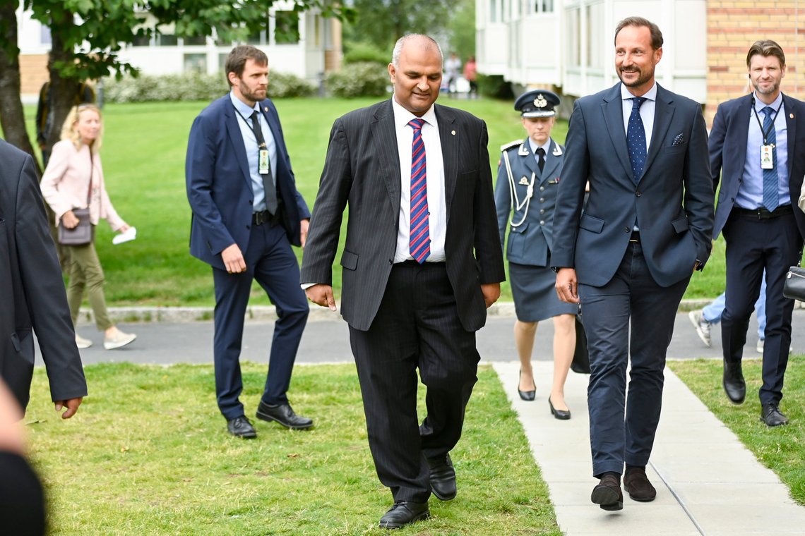 Kronprins Haakon på spasertur sammen med leder av bydelsutvalget, Rashid Nawaz (Ap), under et besøk i bydel Stovner i Oslo.
Foto: Annika Byrde / NTB Kronprins Haakon på spasertur sammen med leder av bydelsutvalget, Rashid Nawaz (Ap), under et besøk i bydel Stovner i Oslo.
Foto: Annika Byrde / NTB
