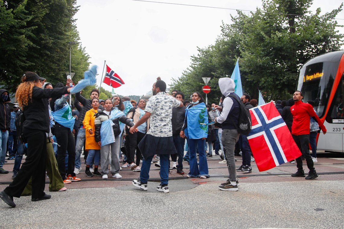 Bergen 20230902.
Uroligheter i Bergen sentrum i forbindelse med motdemonstrasjoner mot at Eritreisk forening i Hordaland skal markere begynnelsen av frigjøringskrigen mot Etiopia.
Foto: Tuva Åserud / NTB Bergen 20230902.
Uroligheter i Bergen sentrum i forbindelse med motdemonstrasjoner mot at Eritreisk forening i Hordaland skal markere begynnelsen av frigjøringskrigen mot Etiopia.
Foto: Tuva Åserud / NTB