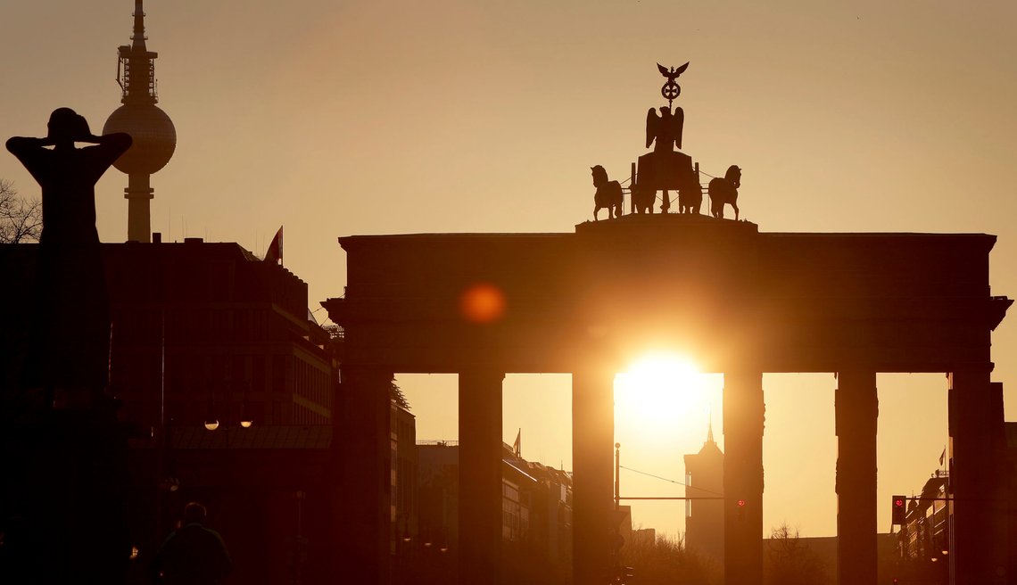 Solen går ned bak Brandenburger Tor i Berlin, som i dag ble angrepet med spraymaling av klimaekstremister. Foto: AP /Michael Sohn/ NTB Solen går ned bak Brandenburger Tor i Berlin, som i dag ble angrepet med spraymaling av klimaekstremister. Foto: AP /Michael Sohn/ NTB