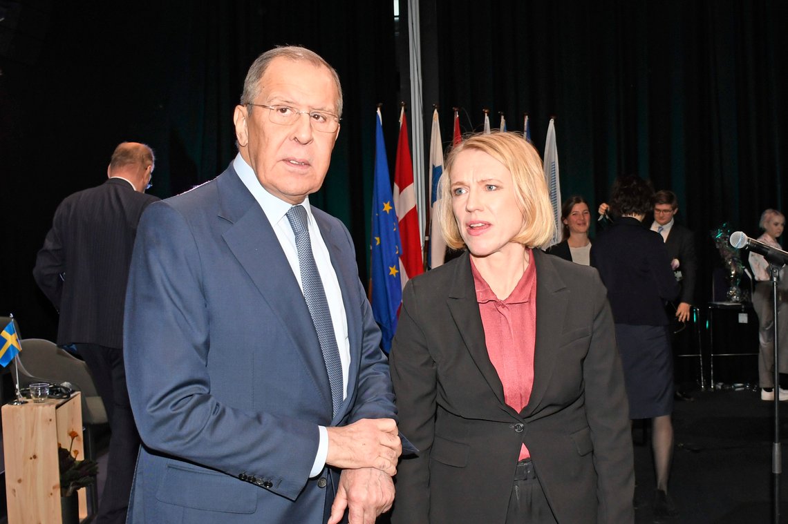 Utenriksminister Anniken Huitfeldt og Russlands utenriksminister Sergej Lavrov, her fra møte i Barentsrådet i Tromsø i oktober 2021. Foto: Rune Stoltz Bertinussen / NTB Utenriksminister Anniken Huitfeldt og Russlands utenriksminister Sergej Lavrov, her fra møte i Barentsrådet i Tromsø i oktober 2021. Foto: Rune Stoltz Bertinussen / NTB