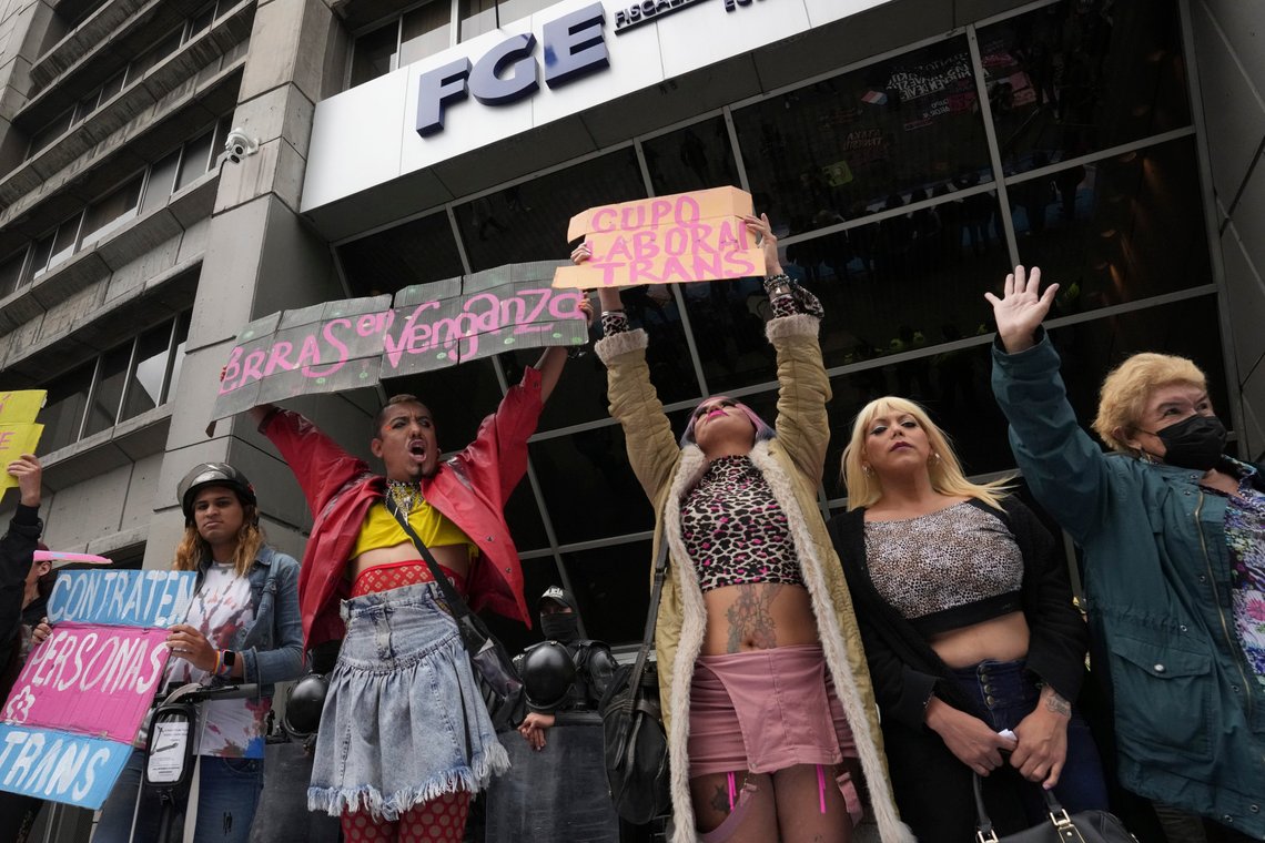 Transaktivismen sprer seg. Her en demonstrasjon i Equador med krav om arbeidskvotering av transpersoner. Foto: AP /Dolores Ochoa/ NTB Transaktivismen sprer seg. Her en demonstrasjon i Equador med krav om arbeidskvotering av transpersoner. Foto: AP /Dolores Ochoa/ NTB