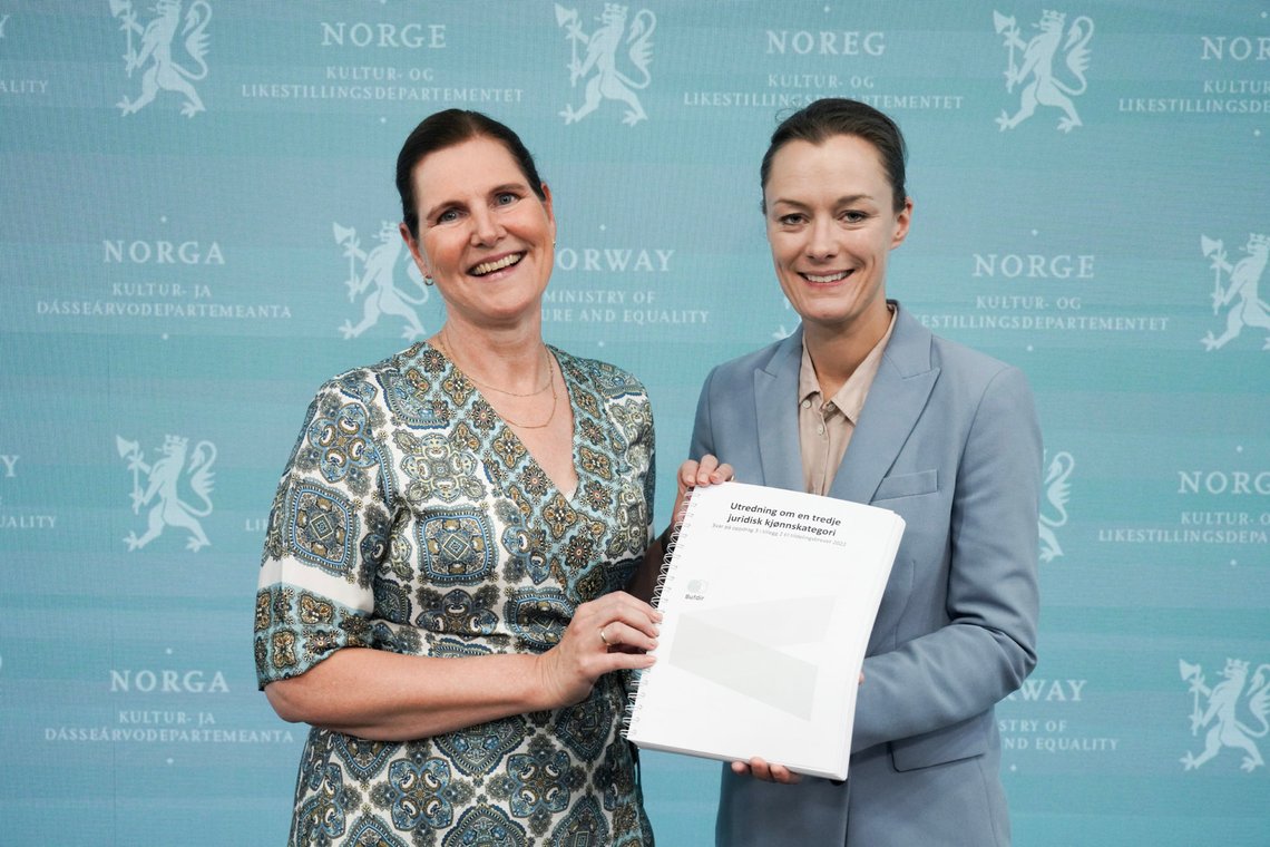 Oslo 20230622.
Direktør i Bufdir Hege Nilssen overrekker utredning om tredje juridisk kjønnskategori til kultur- og likestillingsminister Anette Trettebergstuen torsdag.
Foto: Ole Berg-Rusten / NTB Oslo 20230622.
Direktør i Bufdir Hege Nilssen overrekker utredning om tredje juridisk kjønnskategori til kultur- og likestillingsminister Anette Trettebergstuen torsdag.
Foto: Ole Berg-Rusten / NTB