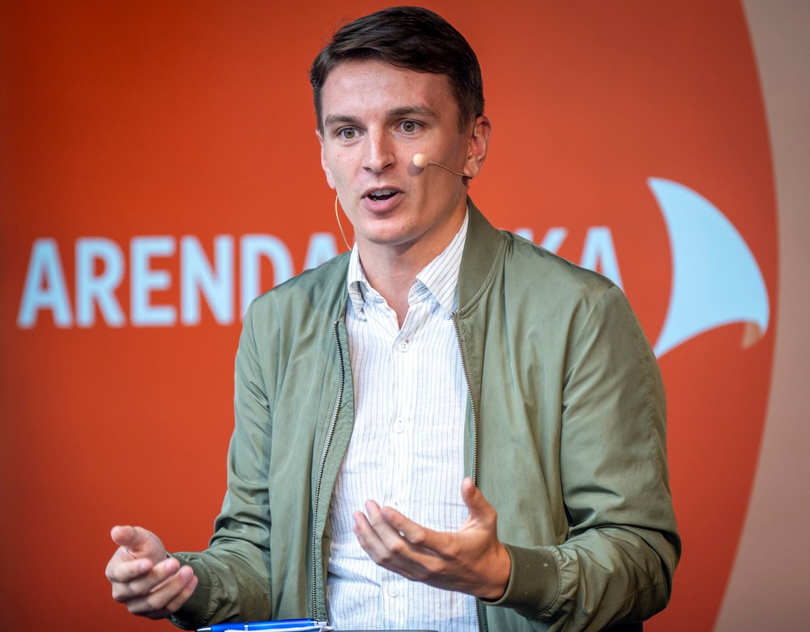 Arendal 20230815.
Unge Høyre-leder Ola Svenneby kommenterer LO-leder Peggy Hessen Følsvik og NHO-direktør Ole Erik Almlid (ikke i bildet) som møtes til debatt under Arendalsuka.
Foto: Heiko Junge / NTB Arendal 20230815.
Unge Høyre-leder Ola Svenneby kommenterer LO-leder Peggy Hessen Følsvik og NHO-direktør Ole Erik Almlid (ikke i bildet) som møtes til debatt under Arendalsuka.
Foto: Heiko Junge / NTB