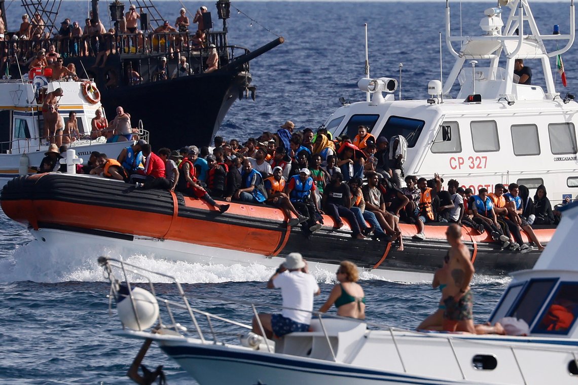 Den italiensk kystvakten frakter migranter som om de var turister, nær havnen på øya Lampedusa, mandag 18. september 2023. Foto: Cecilia Fabiano/ LaPresse/ AP/ NTB Den italiensk kystvakten frakter migranter som om de var turister, nær havnen på øya Lampedusa, mandag 18. september 2023. Foto: Cecilia Fabiano/ LaPresse/ AP/ NTB