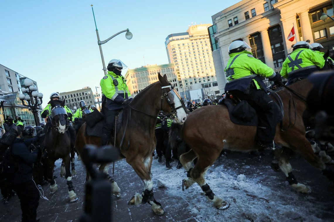 Ridende politi aksjonerer mot fredelige demonstranter i Ottawa. Foto: REUTERS/ Carlos Osorio/ NTB Ridende politi aksjonerer mot fredelige demonstranter i Ottawa. Foto: REUTERS/ Carlos Osorio/ NTB