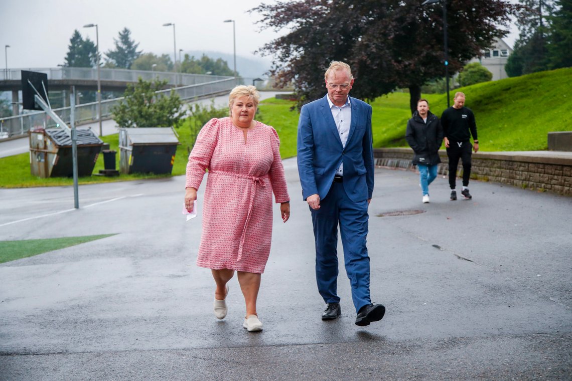 Bergen 20230911.
Høyre-leder Erna Solberg og hennes mann Sindre Finnes på vei for å avgi sin stemme ved kommunevalget på Skjold skole i Bergen.
Foto: Tuva Åserud / NTB Bergen 20230911.
Høyre-leder Erna Solberg og hennes mann Sindre Finnes på vei for å avgi sin stemme ved kommunevalget på Skjold skole i Bergen.
Foto: Tuva Åserud / NTB