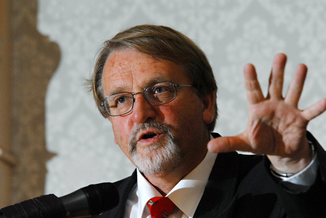 TRONDHEIM 20061014: Professor Bernt Hagtvet ble lørdag tildelt Humanistprisen 2006 under et arrangement i Speilsalen i Britannia hotell i Trondheim.
Foto: Geir Otto Johansen / SCANPIX . TRONDHEIM 20061014: Professor Bernt Hagtvet ble lørdag tildelt Humanistprisen 2006 under et arrangement i Speilsalen i Britannia hotell i Trondheim.
Foto: Geir Otto Johansen / SCANPIX .