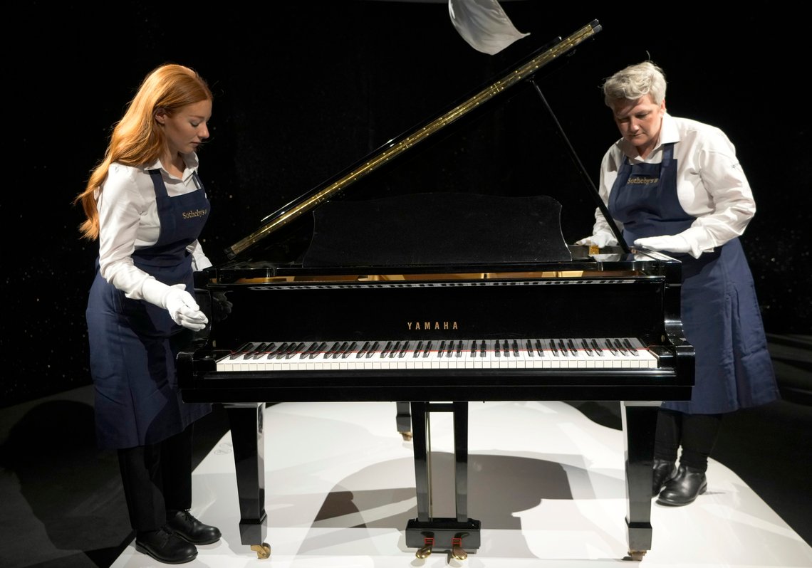 Freddie Mercurys Yamaha Grand Piano, som nå har fått en ny eier. Foto: AP/Kirsty Wigglesworth Freddie Mercurys Yamaha Grand Piano, som nå har fått en ny eier. Foto: AP/Kirsty Wigglesworth