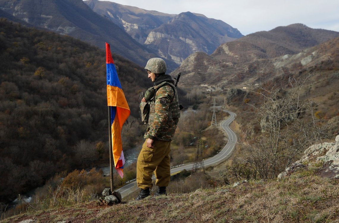 En etnisk armensk soldat på en bakketopp i Nagorno-Karabakh i november 2020. Tirsdag startet Aserbajdsjan militære angrep mot en rekke mål i det omstridte området. Foto: Sergej Grits / AP / NTB En etnisk armensk soldat på en bakketopp i Nagorno-Karabakh i november 2020. Tirsdag startet Aserbajdsjan militære angrep mot en rekke mål i det omstridte området. Foto: Sergej Grits / AP / NTB