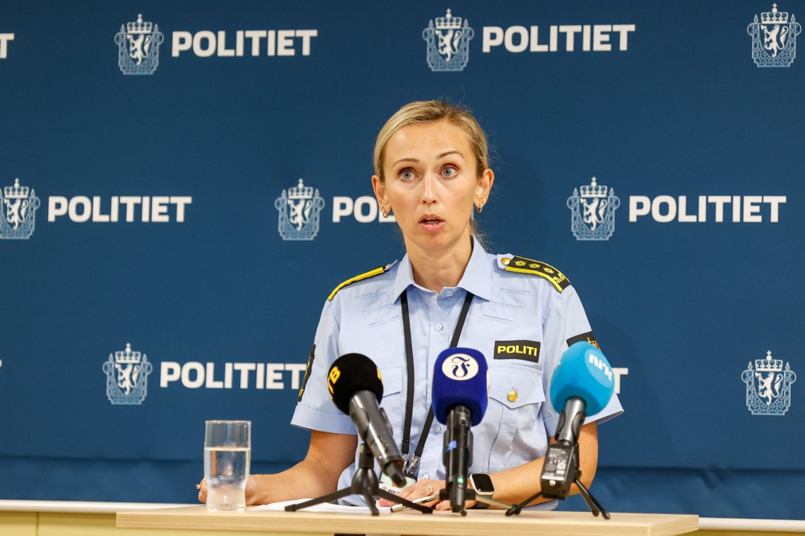 Kristiansand 20230927.
Politiinspektør Cecilie Pedersen på pressekonferansen om dødsfallene de betegner som mistenkelige.
Foto: Tor Erik Schrøder / NTB Kristiansand 20230927.
Politiinspektør Cecilie Pedersen på pressekonferansen om dødsfallene de betegner som mistenkelige.
Foto: Tor Erik Schrøder / NTB