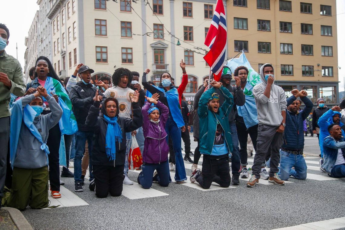 Demonstranter protesterer mot at Eritreisk forening i Hordaland feirer 30 årsdagen til landets diktator, Isaias Afewerki. Foto: Tuva Åserud / NTB Demonstranter protesterer mot at Eritreisk forening i Hordaland feirer 30 årsdagen til landets diktator, Isaias Afewerki. Foto: Tuva Åserud / NTB