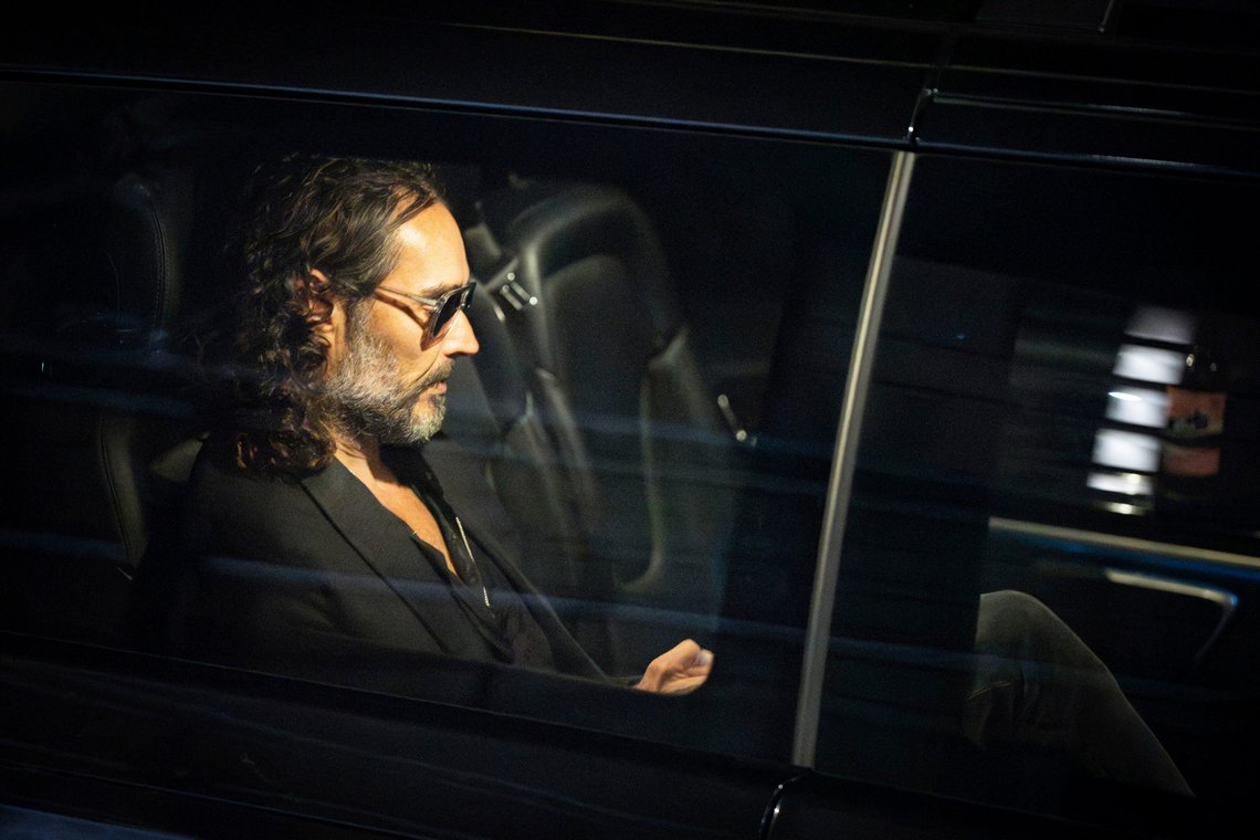 Russell Brand går hardt ut mot Jens Stoltenberg og Nato. Foto: James Manning/PA via AP Russell Brand går hardt ut mot Jens Stoltenberg og Nato. Foto: James Manning/PA via AP