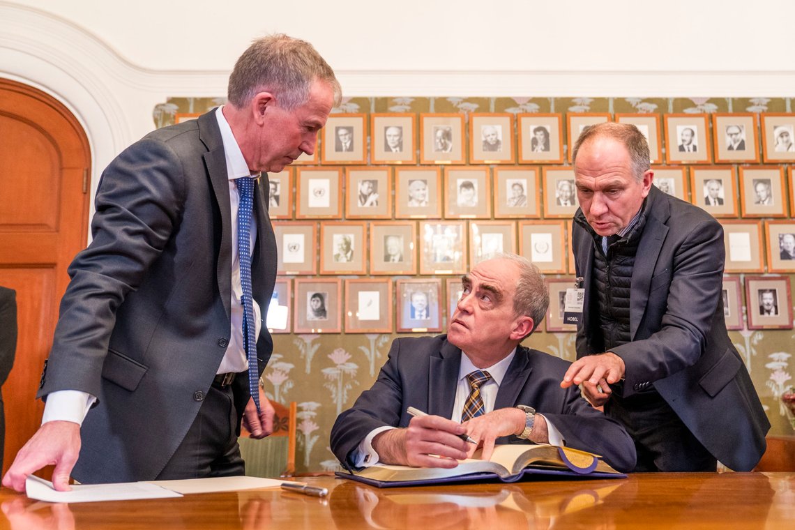 Oslo 20221209.
Jan Ratsjinskij, som representerer den russiske organisasjonen Memorial, signerer Nobelkomiteens gjestebok på Nobelinstituttet i Oslo fredag. Nobelkomiteens sekretær Olav Njølstad til venstre, tolk til høyre.
Foto: Håkon Mosvold Larsen / NTB Oslo 20221209.
Jan Ratsjinskij, som representerer den russiske organisasjonen Memorial, signerer Nobelkomiteens gjestebok på Nobelinstituttet i Oslo fredag. Nobelkomiteens sekretær Olav Njølstad til venstre, tolk til høyre.
Foto: Håkon Mosvold Larsen / NTB