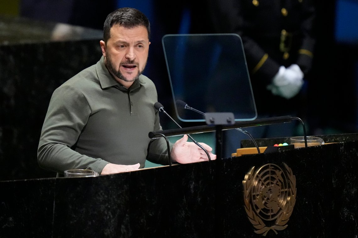 Russland hjelper land med energi og mat i bytte mot anerkjennelse av den ulovlige annekteringen av Ukrainske områder, hevdet Zelenskyj fra talerstolen i FN-bygningen. I tilleg sa han at Russland forhindret kampen mot ekstremvær. Foto: Mary Altaffer / AP / NTB Russland hjelper land med energi og mat i bytte mot anerkjennelse av den ulovlige annekteringen av Ukrainske områder, hevdet Zelenskyj fra talerstolen i FN-bygningen. I tilleg sa han at Russland forhindret kampen mot ekstremvær. Foto: Mary Altaffer / AP / NTB