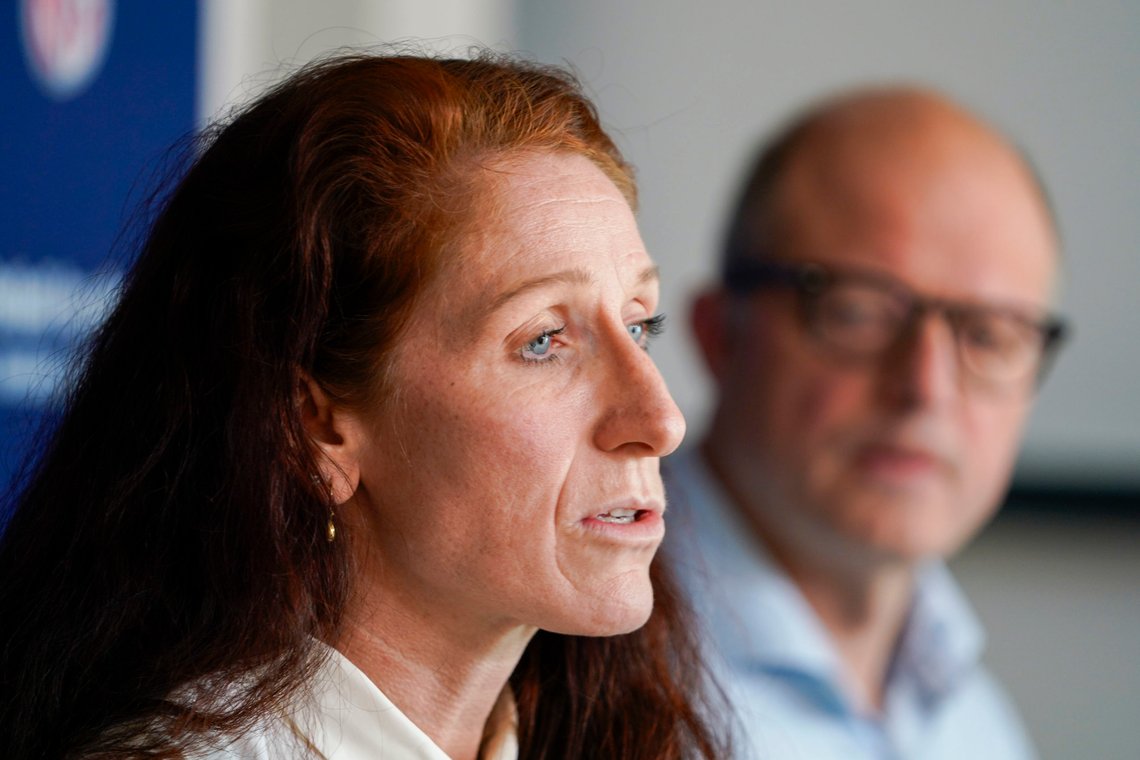 Oslo 20230901.
Fotballpresident Lise Klaveness og generalsekretær Karl-Petter Løken snakker om veien videre for norsk fotball. Hege Riise går av som landslagssjef for kvinnelandslaget.
Foto: Terje Pedersen / NTB Oslo 20230901.
Fotballpresident Lise Klaveness og generalsekretær Karl-Petter Løken snakker om veien videre for norsk fotball. Hege Riise går av som landslagssjef for kvinnelandslaget.
Foto: Terje Pedersen / NTB