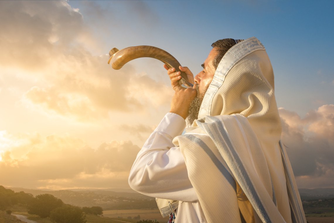 A Jewish man blowing the Shofar (ram's horn), which is used to blow sounds on Rosh HaShana (the Jewish New Year) and Yom Kippurim (day of Atonement). Photo: Shutterstock by Seth Aronstam, Israel. En jødisk mann blåser i Shofar (værshorn), som brukes på Rosh HaShana (det jødiske nyttåret) og Yom Kippurim (forsoningsdagen). A Jewish man blowing the Shofar (ram's horn), which is used to blow sounds on Rosh HaShana (the Jewish New Year) and Yom Kippurim (day of Atonement). Photo: Shutterstock by Seth Aronstam, Israel. En jødisk mann blåser i Shofar (værshorn), som brukes på Rosh HaShana (det jødiske nyttåret) og Yom Kippurim (forsoningsdagen).