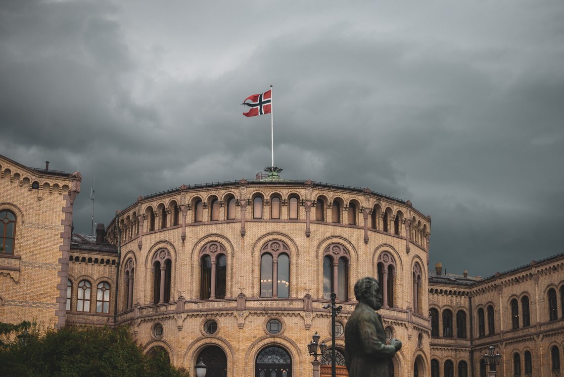Oslo, Norway - 07.12.2021: Dark clouds above Norwegian Parliament Storting. Photo: Shutterstock by Franco Francisco Maria. Antigua & Barbuda. Det ligger mørke skyer over Stortinget. Er dette et omen om et demokrati i fall nå da Den store løgnen har kommet til Norge? Journ. anm. Oslo, Norway - 07.12.2021: Dark clouds above Norwegian Parliament Storting. Photo: Shutterstock by Franco Francisco Maria. Antigua & Barbuda. Det ligger mørke skyer over Stortinget. Er dette et omen om et demokrati i fall nå da Den store løgnen har kommet til Norge? Journ. anm.