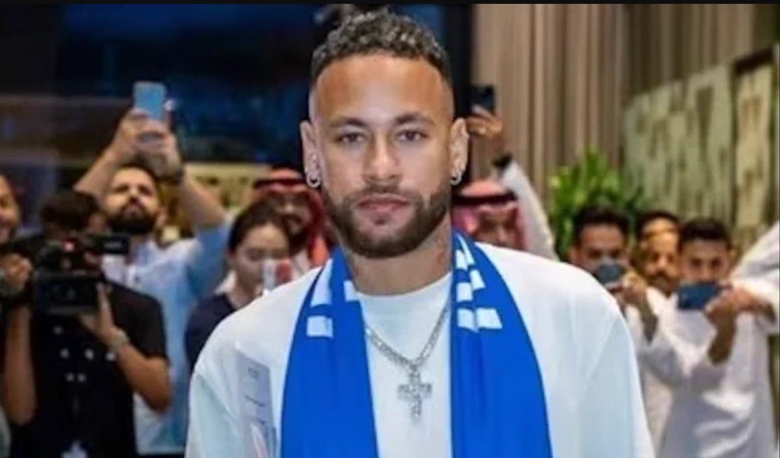 Neymar da Silva Santos Júnior bar et kors innsatt med diamanter da han ankom Saudi-Arabia. Det er blitt lagt merke til. Foto fra Twitter Neymar da Silva Santos Júnior bar et kors innsatt med diamanter da han ankom Saudi-Arabia. Det er blitt lagt merke til. Foto fra Twitter