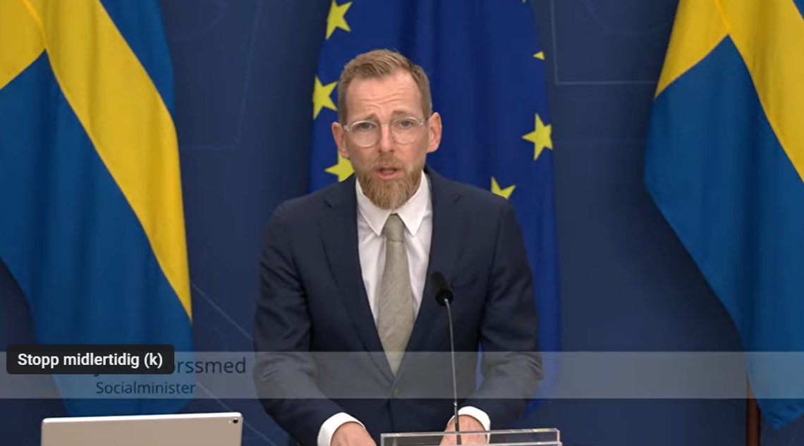 Sveriges sosialminister Jakob Forssmed på pressekonferansen om innkjøp av nye mRNA-injeksjoner. Stillbilde YouTube Sveriges sosialminister Jakob Forssmed på pressekonferansen om innkjøp av nye mRNA-injeksjoner. Stillbilde YouTube