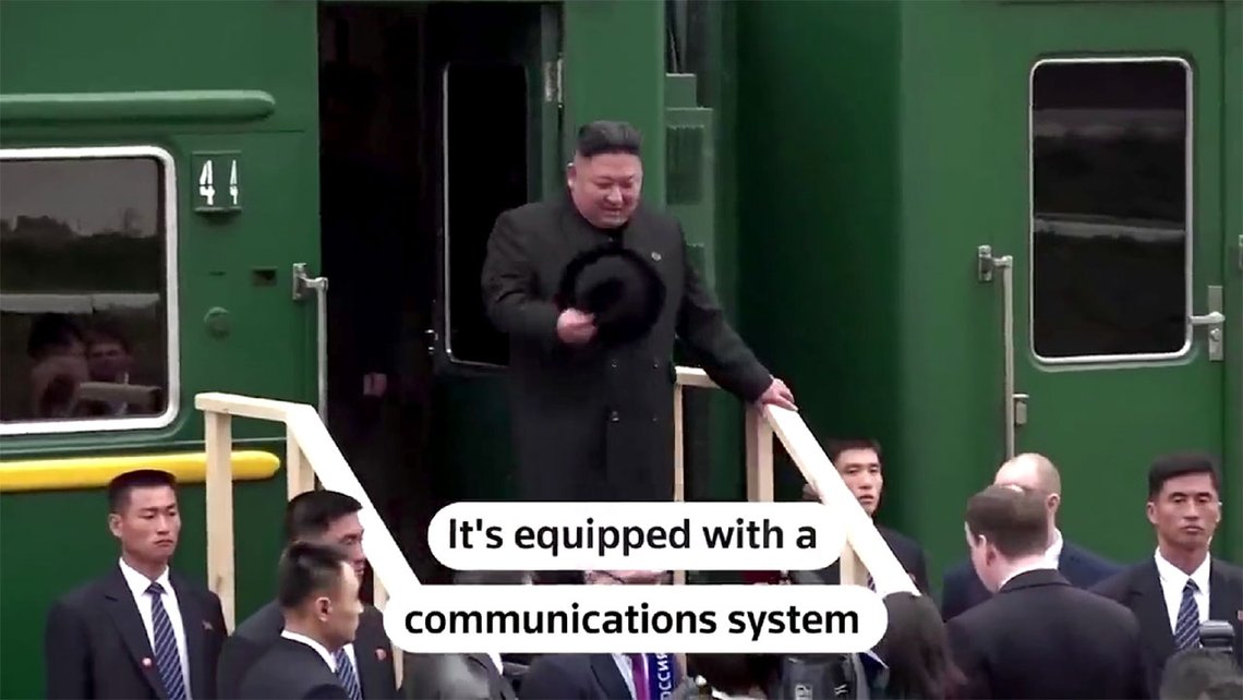 Kim Jong-un løfter hatten på vei ut av sitt pansrede tog. Videoklipp fra Twitter Kim Jong-un løfter hatten på vei ut av sitt pansrede tog. Videoklipp fra Twitter