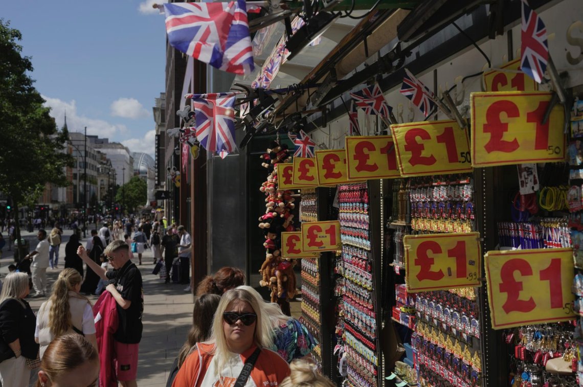 Folk i en handlegate i sentrum av London tirsdag. Den britiske økonomien gikk dårligere enn ventet i juli, noe eksperter hevder skyldes streik og dårlig vær. Foto: Kin Cheung / AP / NTB Folk i en handlegate i sentrum av London tirsdag. Den britiske økonomien gikk dårligere enn ventet i juli, noe eksperter hevder skyldes streik og dårlig vær. Foto: Kin Cheung / AP / NTB