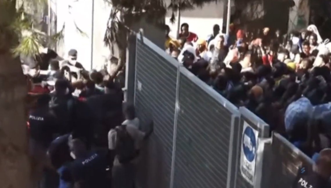 Bildet skal angivelig vise migranter fra Lampedusa som forsøker å trenge seg gjennom sperringer. Politiet virker maktesløse. Europa opplever den verste invasjonen siden 1683. Skjermdump Twitter Bildet skal angivelig vise migranter fra Lampedusa som forsøker å trenge seg gjennom sperringer. Politiet virker maktesløse. Europa opplever den verste invasjonen siden 1683. Skjermdump Twitter