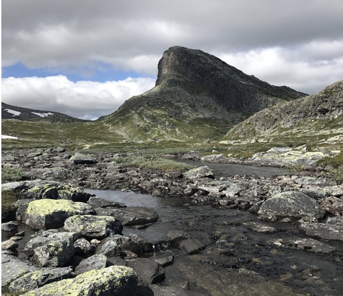 Vi nordmenn har blitt tildelt flere gaver, blant annet rent vann og flotte kvinner. Men dette får vi neppe beholde uten å dele med resten av verden. Bildet er fra Hemsedal, og fjellet heter Harahorn, hvor min familie har hatt hytte siden 70-tallet. Foto: Pixabay Vi nordmenn har blitt tildelt flere gaver, blant annet rent vann og flotte kvinner. Men dette får vi neppe beholde uten å dele med resten av verden. Bildet er fra Hemsedal, og fjellet heter Harahorn, hvor min familie har hatt hytte siden 70-tallet. Foto: Pixabay