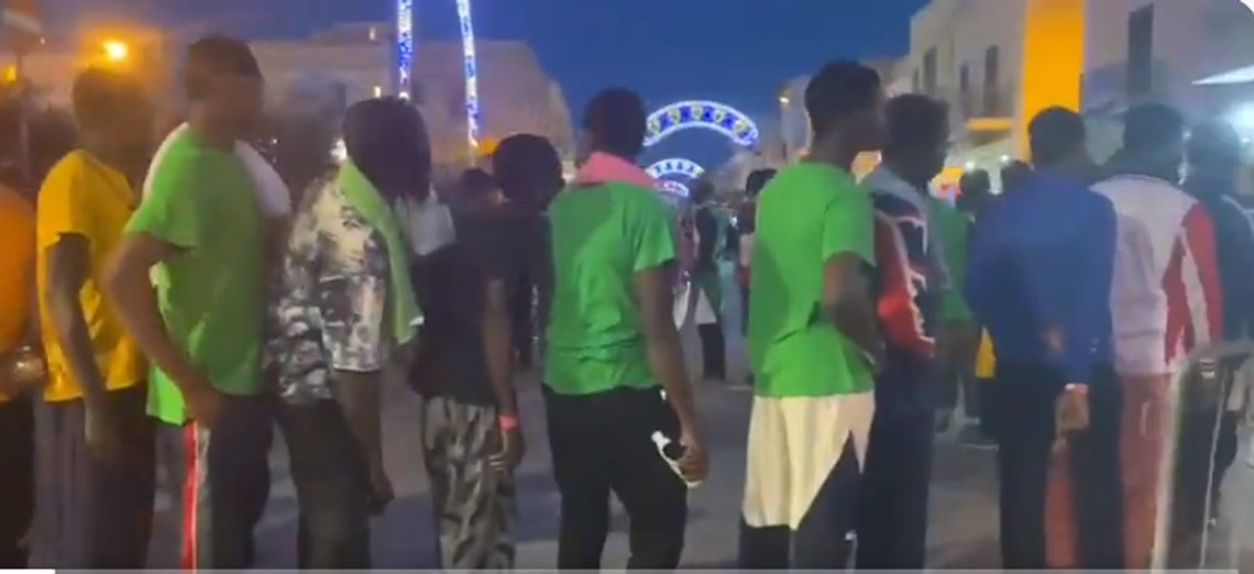 Det er vanskelig å finne kvinner og barn blant migrantene som invaderer Lampedusa. Stillbilde video/ X Det er vanskelig å finne kvinner og barn blant migrantene som invaderer Lampedusa. Stillbilde video/ X