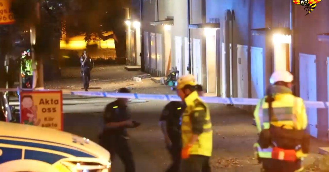 Politi og nødetater er på plass i Hässelby etter en voldsom eksplosjon i en boligblokk. STillbilde video/ Expressen Politi og nødetater er på plass i Hässelby etter en voldsom eksplosjon i en boligblokk. STillbilde video/ Expressen