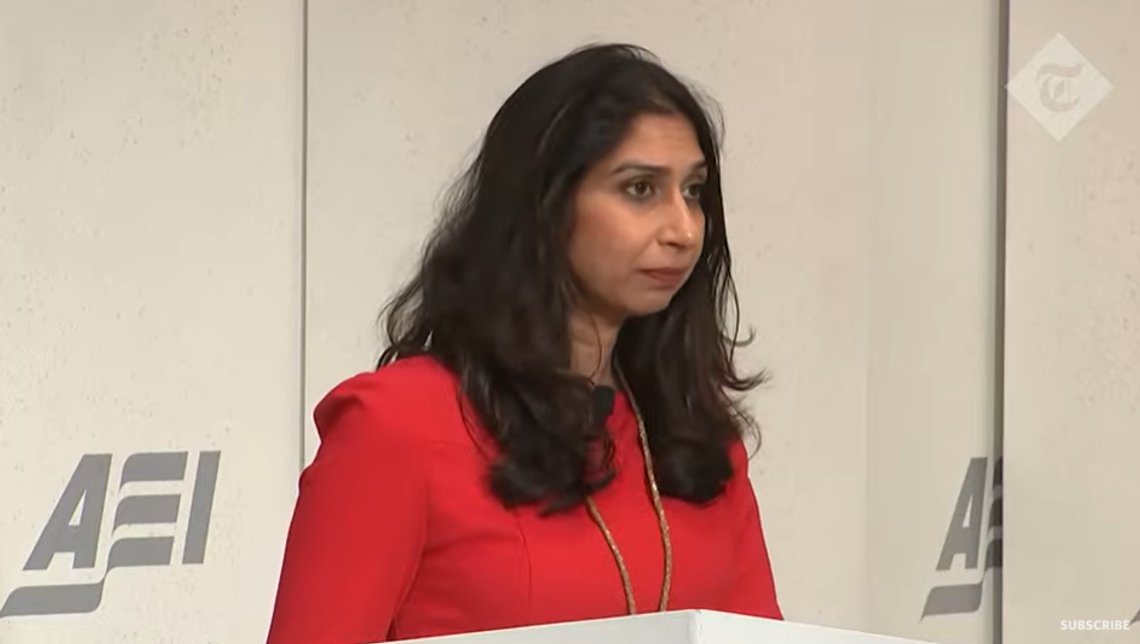 Britenes innenriksminister Suella Braverman under talen til tenketanken American Enterprise Institute. Stillbilde YouTube Britenes innenriksminister Suella Braverman under talen til tenketanken American Enterprise Institute. Stillbilde YouTube