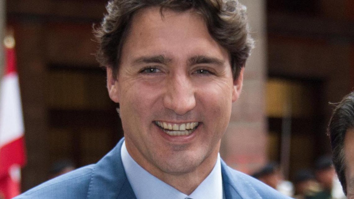 Hvor har du smilet ditt fra? Indisk eks-diplomat hevder Trudeau støtter seg på kokain. Foto: Wikimedia Commons (beskåret) Hvor har du smilet ditt fra? Indisk eks-diplomat hevder Trudeau støtter seg på kokain. Foto: Wikimedia Commons (beskåret)