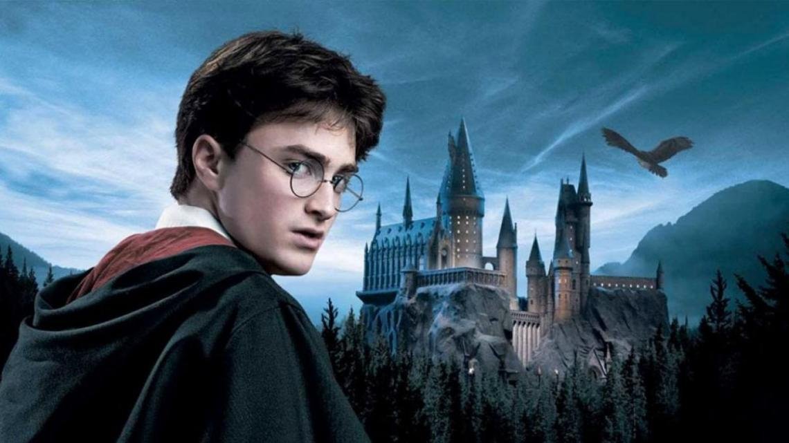 Åpningslinjene av den første boken i Harry Potter-serien er blant de fem beste i britiske romaner noensinne. Dette mener britiske lesere i en undersøkelse gjennomført av Amazone Books UK. Skjermdump filmreklame Åpningslinjene av den første boken i Harry Potter-serien er blant de fem beste i britiske romaner noensinne. Dette mener britiske lesere i en undersøkelse gjennomført av Amazone Books UK. Skjermdump filmreklame