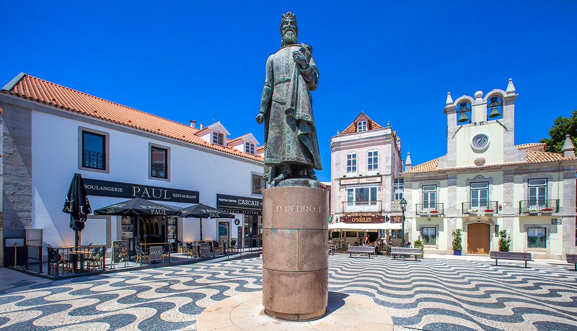 Dom Pedro I står på sokkel foran rådhuset i Cascais i Portugal og skuer utover bystranden der fristende badenymfer hver dag forgjeves utfordrer hans evige kjærlighet til Inês de Castro. Foto: Arnt Jensvoll / Document Dom Pedro I står på sokkel foran rådhuset i Cascais i Portugal og skuer utover bystranden der fristende badenymfer hver dag forgjeves utfordrer hans evige kjærlighet til Inês de Castro. Foto: Arnt Jensvoll / Document