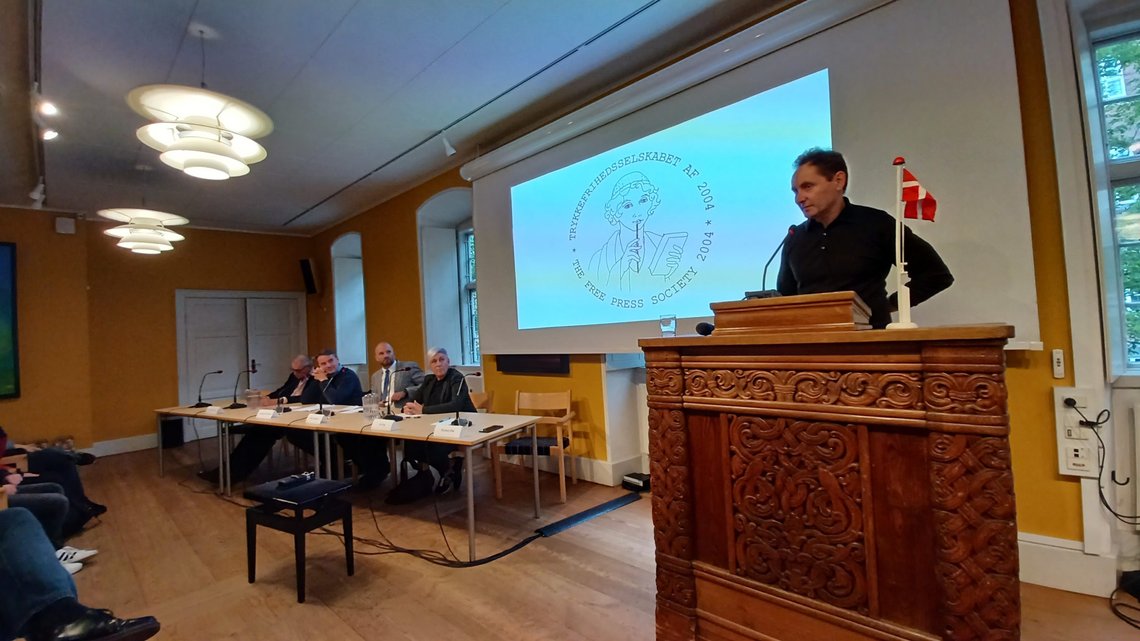 Foto tatt av Peder Jensen i København, 7. oktober 2023. Michael Pihl, nestleder i Trykkefrihedsselskabet, står her på talerstolen. Foto tatt av Peder Jensen i København, 7. oktober 2023. Michael Pihl, nestleder i Trykkefrihedsselskabet, står her på talerstolen.