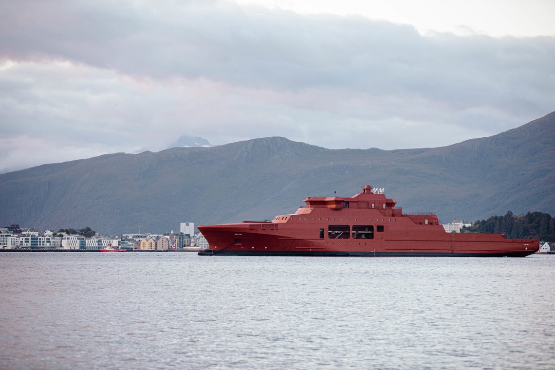 KV Jan Mayen er det første fartøyet i Jan Mayen-klassen som skal erstatte Nordkapp-klassa. Her er slepet av skroget på veg til Tomrefjord. *** Local Caption *** KV Jan Mayen is the first vessel in Jan Mayen class that will replace the Nordkapp class. Foto: Helene Synes/Sjøforsvaret KV Jan Mayen er det første fartøyet i Jan Mayen-klassen som skal erstatte Nordkapp-klassa. Her er slepet av skroget på veg til Tomrefjord. *** Local Caption *** KV Jan Mayen is the first vessel in Jan Mayen class that will replace the Nordkapp class. Foto: Helene Synes/Sjøforsvaret
