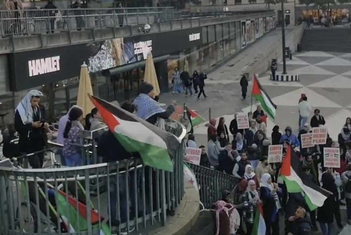 Palestinere feirer angrepene på israelske sivile under en demonstrasjon på Sergels Torg i Stockholm. Skjermdump: Facebook Palestinere feirer angrepene på israelske sivile under en demonstrasjon på Sergels Torg i Stockholm. Skjermdump: Facebook