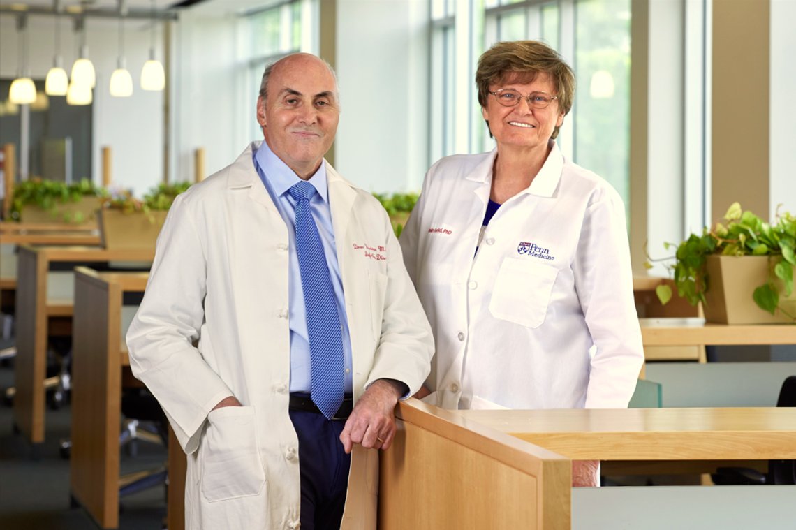I dette udaterte bildet levert av Penn Medicine, poserer Katalin Karikó og amerikanske Drew Weissman for et bilde ved University of Pennsylvania i Philadelphia. Karikó og Weissman vant Nobelprisen i medisin mandag 2. oktober 2023, for funn som muliggjorde opprettelsen av mRNA-vaksiner mot Covid-19, og som kunne brukes til å utvikle andre skudd i fremtiden. Foto: Peggy Peterson Photography /Penn Medicine via AP / NTB I dette udaterte bildet levert av Penn Medicine, poserer Katalin Karikó og amerikanske Drew Weissman for et bilde ved University of Pennsylvania i Philadelphia. Karikó og Weissman vant Nobelprisen i medisin mandag 2. oktober 2023, for funn som muliggjorde opprettelsen av mRNA-vaksiner mot Covid-19, og som kunne brukes til å utvikle andre skudd i fremtiden. Foto: Peggy Peterson Photography /Penn Medicine via AP / NTB