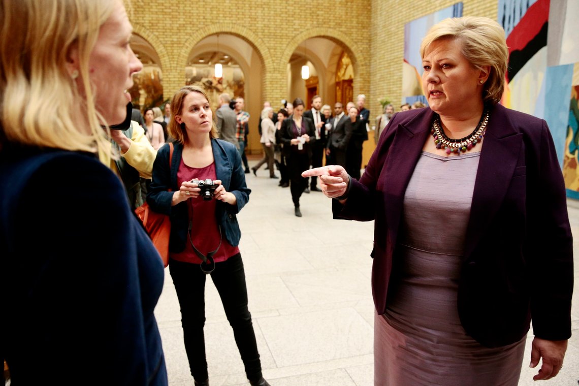 Anniken Huitfeldt (Ap) (tv) og Erna Solberg (H) i 2014.
Foto: Håkon Mosvold Larsen / NTB Anniken Huitfeldt (Ap) (tv) og Erna Solberg (H) i 2014.
Foto: Håkon Mosvold Larsen / NTB