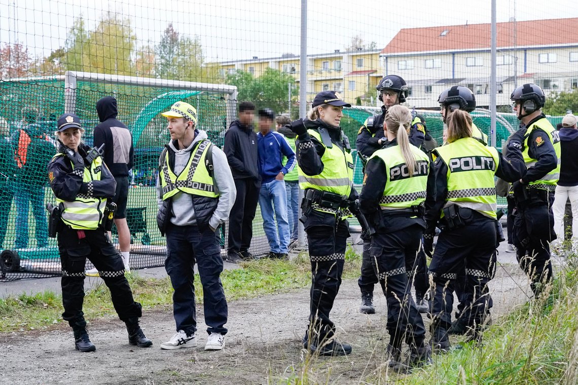 VOLDELIG FOTBALL: Flere danske klubber har bestemt seg for å boikotte FIUK fra Vollsmose utenfor Odense, etter en rekke alvorlige volds- og trusselhendelser. Bildet er fra politiet måtte stille opp ved banen kvartfinalen i Oslomesterskapet i fotball mellom Klemetsrud og Holmlia på Mortensrud.
Foto: Terje Bendiksby / NTB VOLDELIG FOTBALL: Flere danske klubber har bestemt seg for å boikotte FIUK fra Vollsmose utenfor Odense, etter en rekke alvorlige volds- og trusselhendelser. Bildet er fra politiet måtte stille opp ved banen kvartfinalen i Oslomesterskapet i fotball mellom Klemetsrud og Holmlia på Mortensrud.
Foto: Terje Bendiksby / NTB
