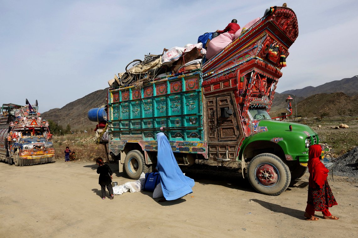 En afghansk flyktningfamilie reiser tilbake til Afghanistan gjennom en grenseovergang i Pakistan. Pakistans midlertidige innenriksminister har bedt alle ulovlige immigranter i landet, inkludert afghanere, om å forlate landet innen 1. november. Foto: Rahmat Gul / AP / NTB En afghansk flyktningfamilie reiser tilbake til Afghanistan gjennom en grenseovergang i Pakistan. Pakistans midlertidige innenriksminister har bedt alle ulovlige immigranter i landet, inkludert afghanere, om å forlate landet innen 1. november. Foto: Rahmat Gul / AP / NTB