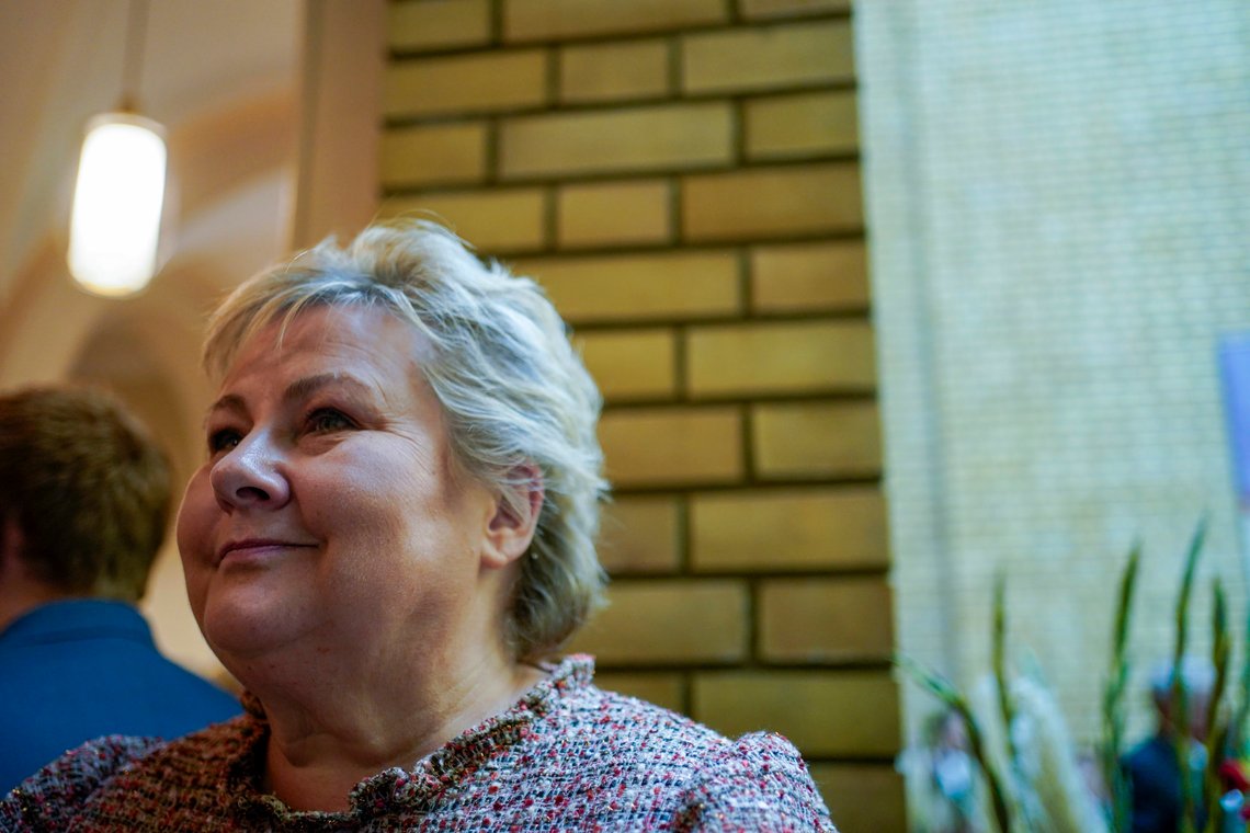 Høyreleder Erna Solberg tar lett på tallene fra en meningsmåling, som viser et flertall for at hun bør trekke seg.
Foto: Terje Pedersen / NTB Høyreleder Erna Solberg tar lett på tallene fra en meningsmåling, som viser et flertall for at hun bør trekke seg.
Foto: Terje Pedersen / NTB