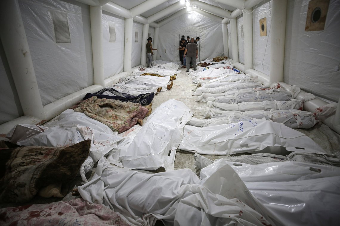AP slår uten videre fast at de døde ble drept av israelske fly. Ikke en reservasjon. Det sier mye om hvor forutinntatt mediene er. Bodies of Palestinians killed by an Israeli airstrike that hit the Ahli Arab hospital are seen gathered at the front yard of the al-Shifa hospital, in Gaza City, central Gaza Strip, Tuesday, Oct. 17, 2023. (AP Photo/Abed Khaled) AP slår uten videre fast at de døde ble drept av israelske fly. Ikke en reservasjon. Det sier mye om hvor forutinntatt mediene er. Bodies of Palestinians killed by an Israeli airstrike that hit the Ahli Arab hospital are seen gathered at the front yard of the al-Shifa hospital, in Gaza City, central Gaza Strip, Tuesday, Oct. 17, 2023. (AP Photo/Abed Khaled)