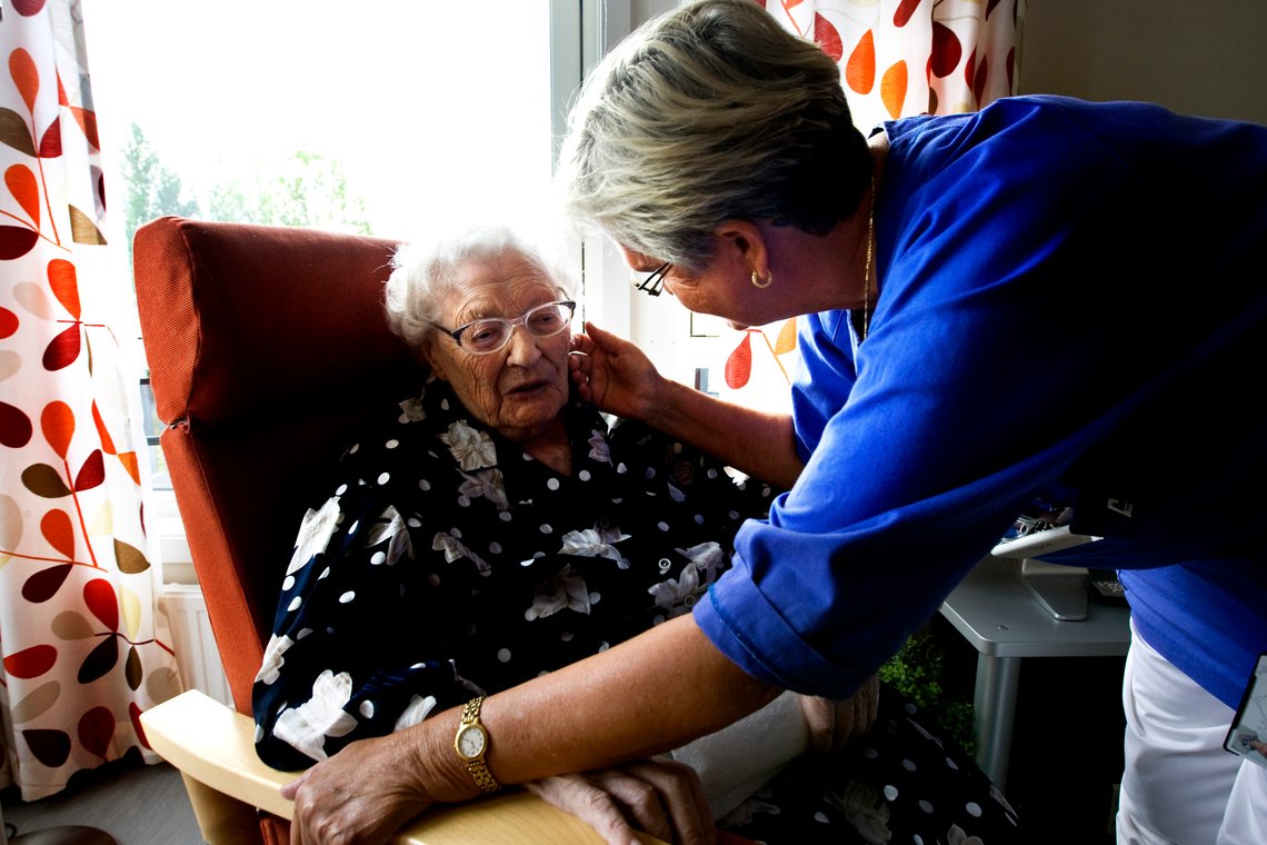 TRONDHEIM 20080910:
Eldre kvinne på velferdsenter. Får omsorg fra en av de ansatte. Sykepleier. Hjelpepleier. Samtale. Alderdom. Å bli gammel.
Foto: Gorm Kallestad / NTB
NB! Modellklarert TRONDHEIM 20080910:
Eldre kvinne på velferdsenter. Får omsorg fra en av de ansatte. Sykepleier. Hjelpepleier. Samtale. Alderdom. Å bli gammel.
Foto: Gorm Kallestad / NTB
NB! Modellklarert