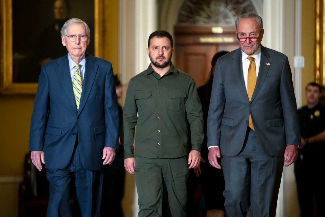 Ukrainas president Volodymyr Zelenskyj (i midten) lobbet i Washington for fortsatt amerikansk støtte tidligere i september. Bistanden falt ut av det nye budsjettet, men senatslederne Mitch McConnell (t.v.) og Chuck Schumer (t.h.) er enige om å behandle ny bistand separat. Foto: Mark Schiefelbein / AP / NTB Ukrainas president Volodymyr Zelenskyj (i midten) lobbet i Washington for fortsatt amerikansk støtte tidligere i september. Bistanden falt ut av det nye budsjettet, men senatslederne Mitch McConnell (t.v.) og Chuck Schumer (t.h.) er enige om å behandle ny bistand separat. Foto: Mark Schiefelbein / AP / NTB