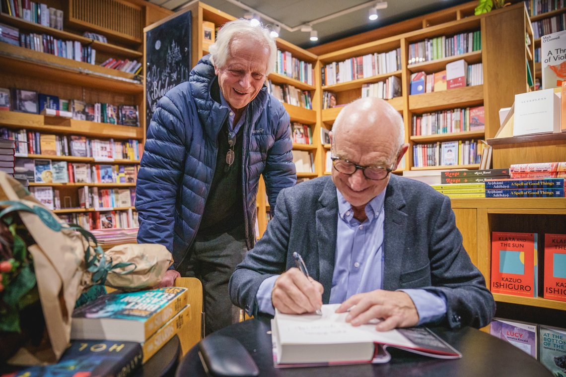I sin siste bok «Blodspora fra Dagaliveien» legger Odd Isungset fram flere nye opplysninger om drapsforsøket på forlagssjef William Nygaard. Her får Nygaard signert et eksemplar av boka av Isungset i Litteraturhuset i Oslo. Foto: Stian Lysberg Solum / NTB I sin siste bok «Blodspora fra Dagaliveien» legger Odd Isungset fram flere nye opplysninger om drapsforsøket på forlagssjef William Nygaard. Her får Nygaard signert et eksemplar av boka av Isungset i Litteraturhuset i Oslo. Foto: Stian Lysberg Solum / NTB