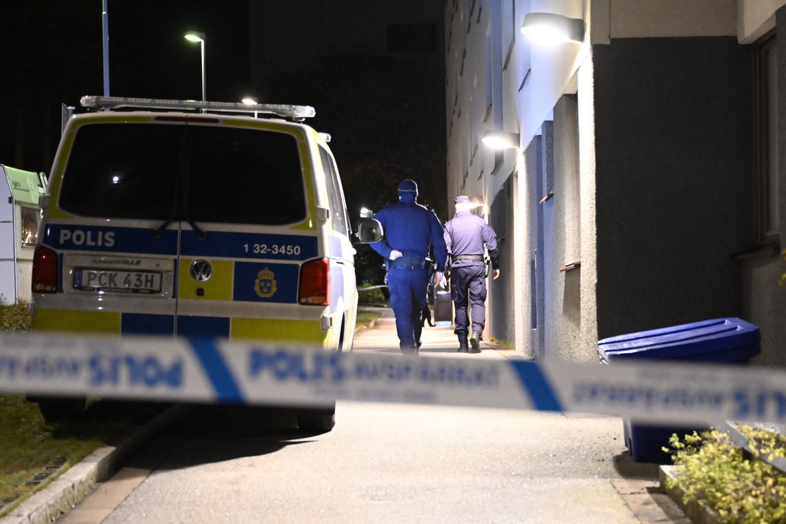 STOCKHOLM, SVERIGE 20231012.
Polis på plats i Bredäng i södra Stockholm där en lägenhetsdörr beskjutits med flera skott, enligt polisen. Flera personer larmade på onsdagskvällen polisen som sedan bröt sig in i lägenheten där två unga män befann sig. Männen är oskadda. Händelsen rubriceras som försök till mord.
Foto: Jessica Gow/TT / NTB STOCKHOLM, SVERIGE 20231012.
Polis på plats i Bredäng i södra Stockholm där en lägenhetsdörr beskjutits med flera skott, enligt polisen. Flera personer larmade på onsdagskvällen polisen som sedan bröt sig in i lägenheten där två unga män befann sig. Männen är oskadda. Händelsen rubriceras som försök till mord.
Foto: Jessica Gow/TT / NTB